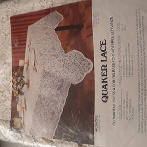 Quaker Lace 70" round tablecloth